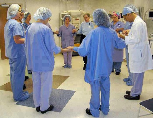 equipo cirugía meditando